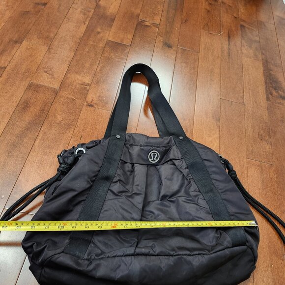 Lululemon Effortless Tote in black - Picture 7 of 14